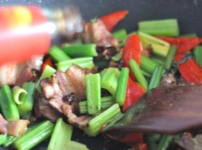 最后加入盐、蚝油。