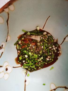 碗里放入香葱末，生抽，老抽，黑胡椒，剁椒，有虾皮的放虾皮，紫菜，烧开水，倒进碗中