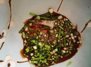 碗里放入香葱末，生抽，老抽，黑胡椒，剁椒，有虾皮的放虾皮，紫菜，烧开水，倒进碗中