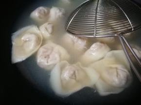 锅中水烧开，放入馄饨，盖盖，水开后揭盖，点些凉水，再开一次就捞起来。自己压的面皮，非常劲道，可以说是久煮不破，我包的比较大，所以多煮了会