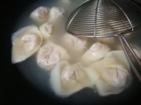锅中水烧开，放入馄饨，盖盖，水开后揭盖，点些凉水，再开一次就捞起来。自己压的面皮，非常劲道，可以说是久煮不破，我包的比较大，所以多煮了会