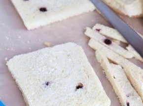 将土司切片，切掉四个边。