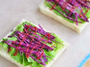 紫甘蓝切成丝，铺在生菜上面，上面挤一层 。