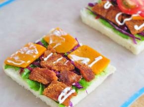 牛排下锅煎熟，南瓜切成薄片也煎熟，摁在紫甘蓝上面，再挤一层沙拉酱。