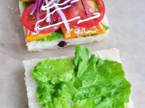 在最上层铺上切片的蕃茄，挤一层沙拉酱，另一片面包也是挤一层沙拉酱，铺一层生菜