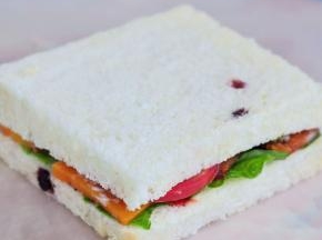 将两片面包重叠在一起，按压几秒，用刀对角斜切开即可。