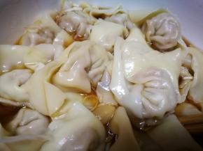 将捞起的馄饨放入调料碗中，可以吃了哦