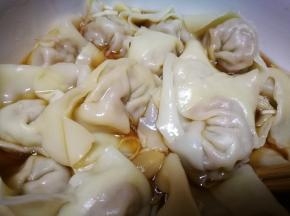 将捞起的馄饨放入调料碗中，可以吃了哦