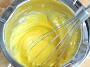 蛋黄加糖搅打均匀，隔热水一直搅拌到浓稠。