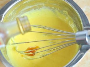 分次加入柠檬汁、香草精搅匀。