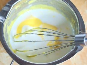 分次加入牛奶搅匀。