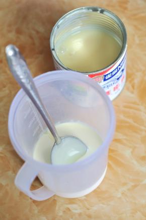 淡奶油里加入炼乳。