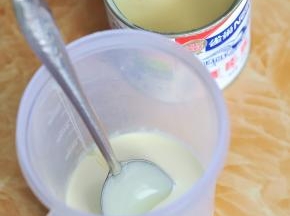 淡奶油里加入炼乳。