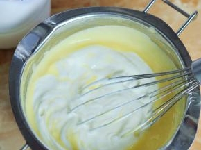 将淡奶油分次加入到牛奶糊里。