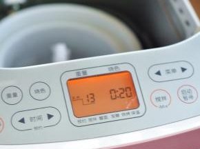 冰淇淋桶提前放入冰箱冷冻室，冷冻24小时。将冰淇淋桶安装好放到面包机里卡紧，启动IMIX程序，直接开始冰淇淋功能。