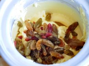 加入提前用朗姆酒泡软的葡萄干和蔓越莓干，与冰淇淋搅拌均匀，移至保鲜盒中冷冻过夜。