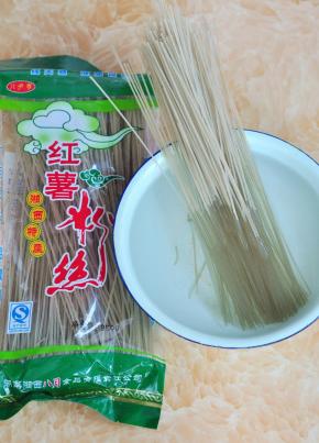 粉丝用水泡软。
