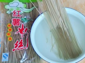 粉丝用水泡软。