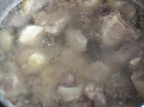 五花肉切块后，冷水下锅，煮至水开，捞出冲洗干净。