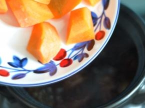 最后将胡萝卜放入，炖煮上五分钟即可。