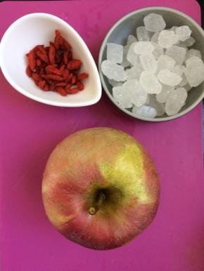 准备冰糖适量，枸杞适量，苹果一个。