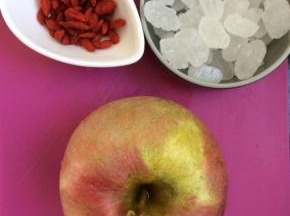 准备冰糖适量，枸杞适量，苹果一个。