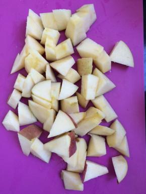 苹果洗净，切小块。