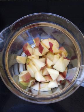 养生壶中放入切好的苹果块