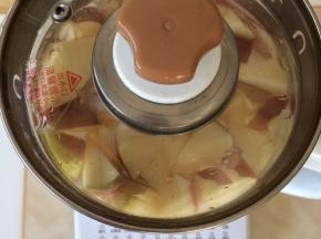 盖上盖子，调到煮汤键即可。