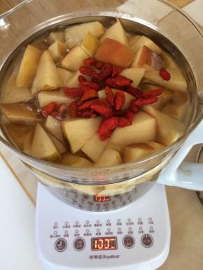 煮到30分钟时加入枸杞，继续盖上盖子煮，煮至此程序结束即可。