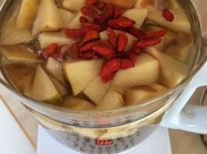 煮到30分钟时加入枸杞，继续盖上盖子煮，煮至此程序结束即可。