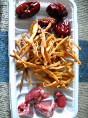 准备好干黄花菜、红枣、鸽心、生姜。