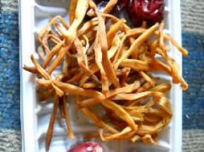 准备好干黄花菜、红枣、鸽心、生姜。