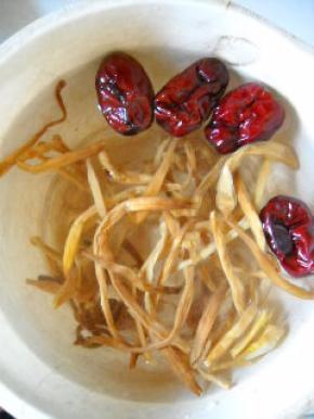 黄花菜、红枣用冷水浸泡、洗净备用。