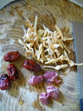 黄花菜系成疙瘩。