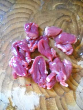 鸽心切片，用盐、淀粉拌匀备用。