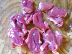 鸽心切片，用盐、淀粉拌匀备用。