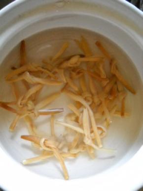 黄花菜放入沙煲，加入适量冷水，大火煮开。