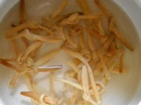 黄花菜放入沙煲，加入适量冷水，大火煮开。