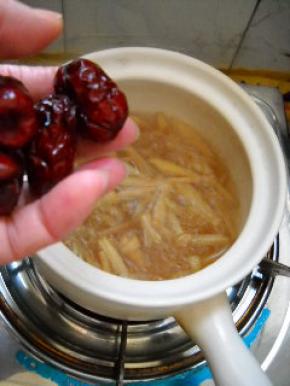 加入红枣，加少许盐，再煮15分钟。