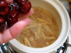 加入红枣，加少许盐，再煮15分钟。