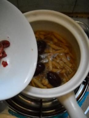 倒入鸽心片，煮开，离火。