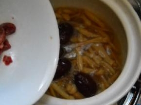 倒入鸽心片，煮开，离火。