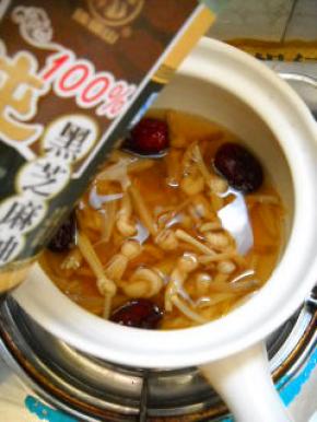 倒入香油；加盐调好味。