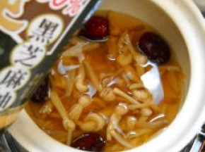 倒入香油；加盐调好味。