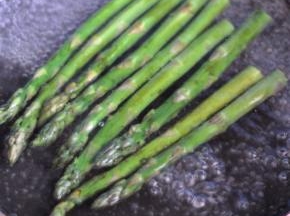 芦笋去掉老根，在沸水中氽烫30秒。