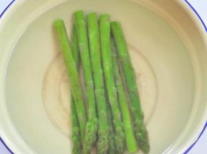 捞出后立即放入冰水中浸泡五分钟。