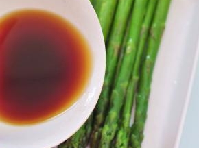 芦笋摆盘。将生抽、蚝油、少许盐、糖，加入一点高汤调成汁，淋在芦笋上面。
