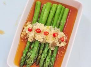 摆上切段的红辣椒。