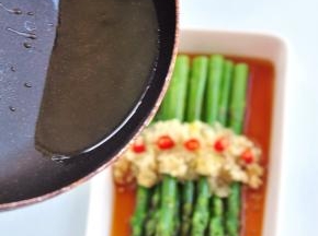 最后油烧热，淋在芦笋上面。